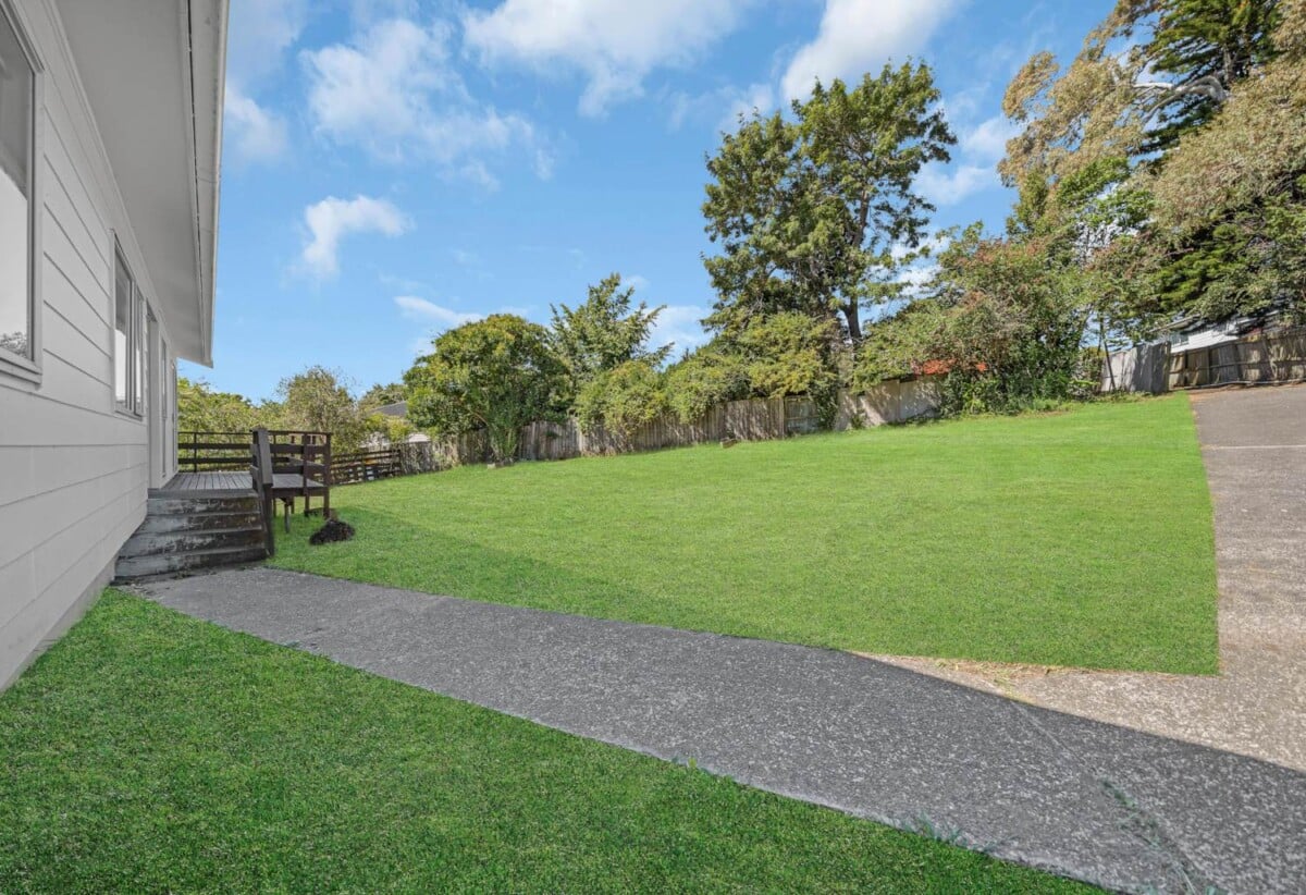 Renovated 3 beds house on 1220m2 section, close to schools, shops, reserves, 0.4 km to Prospect School, 31 Leo Street, Glen Eden, Auckland