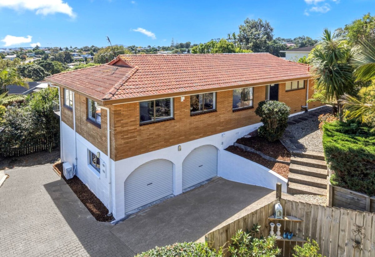 Home and income, Brick and tile 4 beds main house + standalone 2 beds Minor Dwelling on 905m2 section, Recently Refreshed, close to schools, shopping centres, 0.4 km to Howick Primary School and Howick Intermediate, 67 and 67A O’Halloran Road, Howick, Auckland