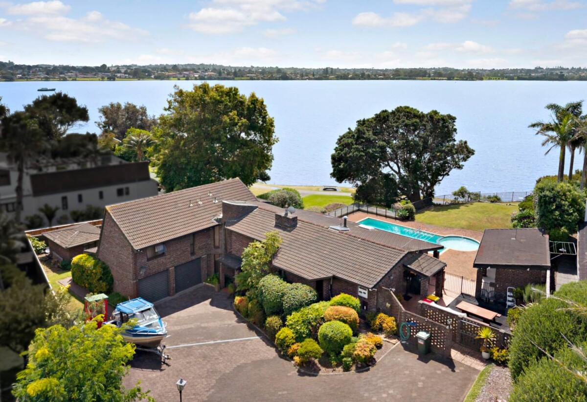 Prime Waterfront 4 beds 3 baths Sanctuary on 1800m² Land with private swimming pool, enjoys uninterrupted sea views and direct access to the renowned Rotary Walkway reserve, close to and zoned for Sunnyhills School, Farm Cove Intermediate and Pakuranga College, 19 Sanctuary Point, Sunnyhills, Auckland