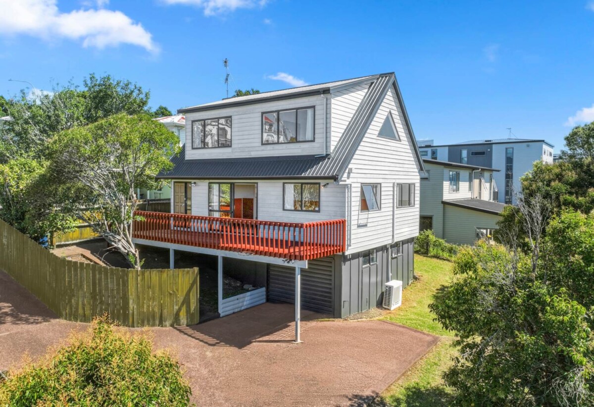 130m2 2 beds 1 bath house with garage, walk to Birkenhead Village cafés, supermarkets, restaurants, gyms, and everyday amenities, school, 0.3km to Birkenhead School, 107A Mokoia Road, Birkenhead, Auckland