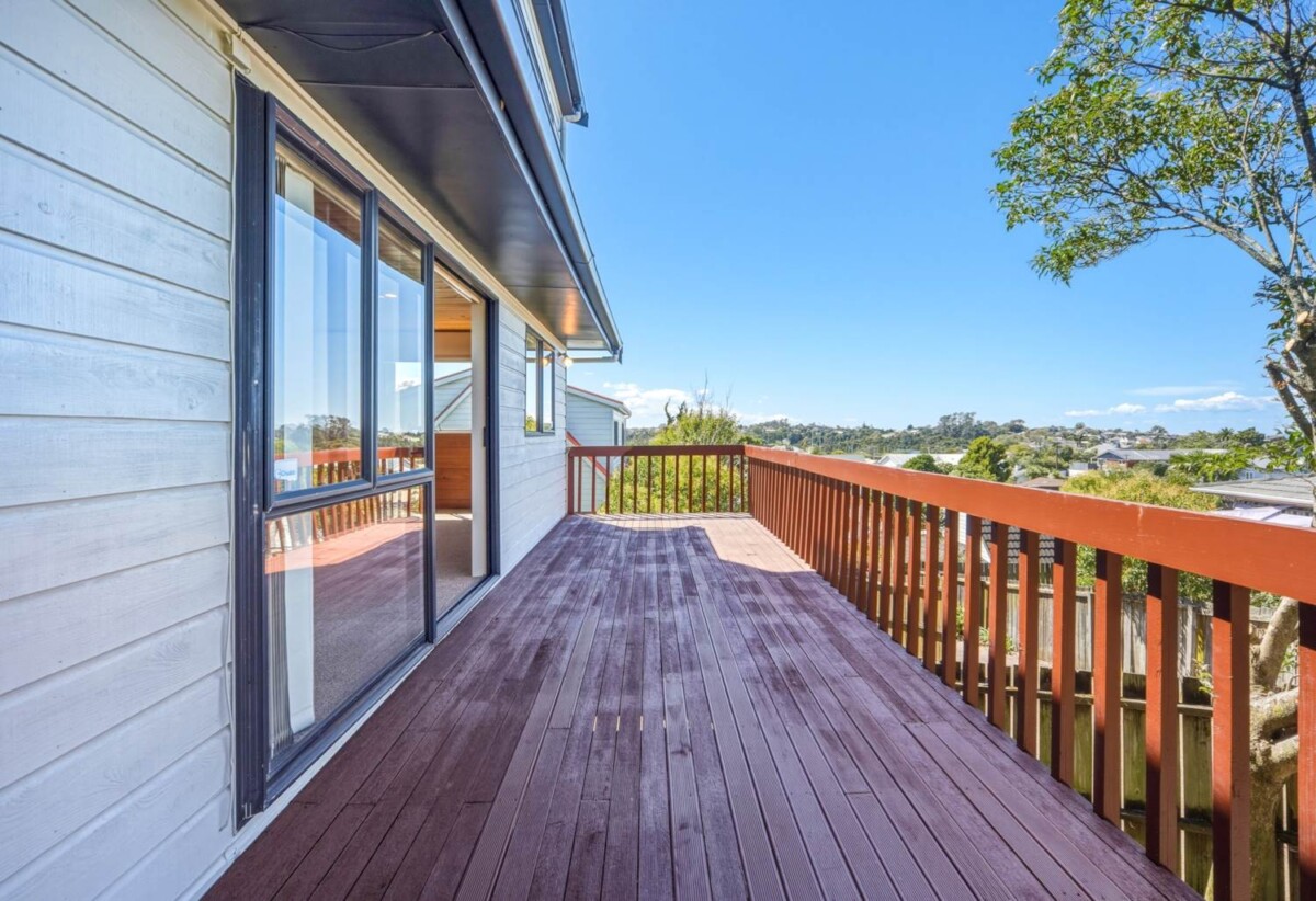 130m2 2 beds 1 bath house with garage, walk to Birkenhead Village cafés, supermarkets, restaurants, gyms, and everyday amenities, school, 0.3km to Birkenhead School, 107A Mokoia Road, Birkenhead, Auckland