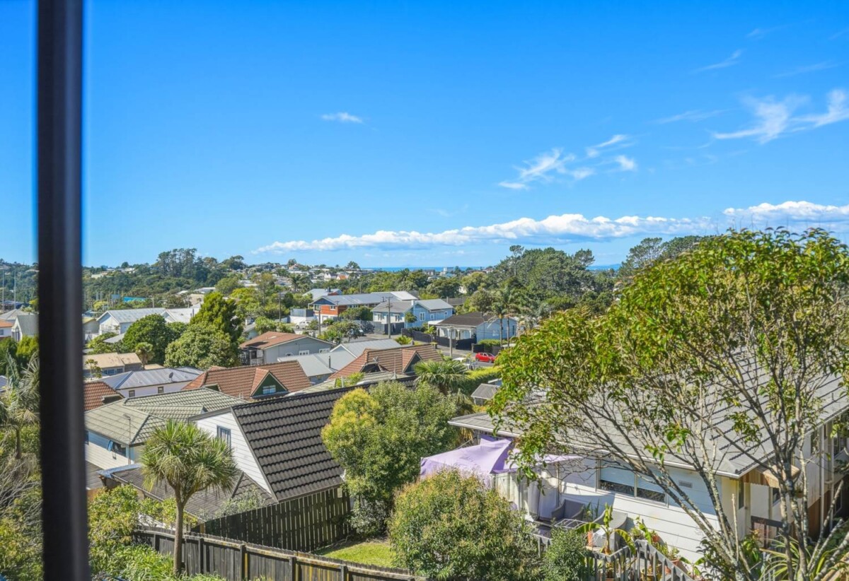 130m2 2 beds 1 bath house with garage, walk to Birkenhead Village cafés, supermarkets, restaurants, gyms, and everyday amenities, school, 0.3km to Birkenhead School, 107A Mokoia Road, Birkenhead, Auckland