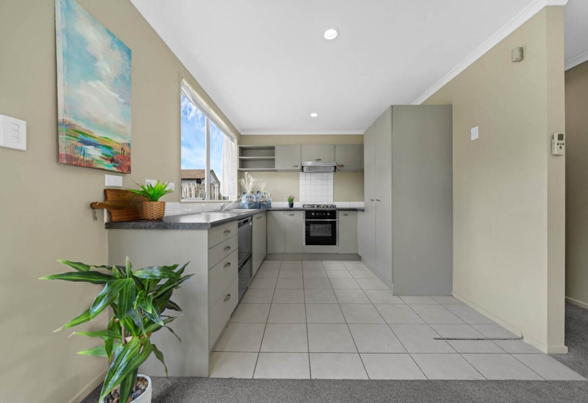 4 beds 2.5 baths house with double garage on 290m2 section, walks to schools, Bruce Pullman Park, Takanini Shopping Centre, with supermarkets, cafés, and all essentials, 17 Marengo Parkway, Takanini, Auckland
