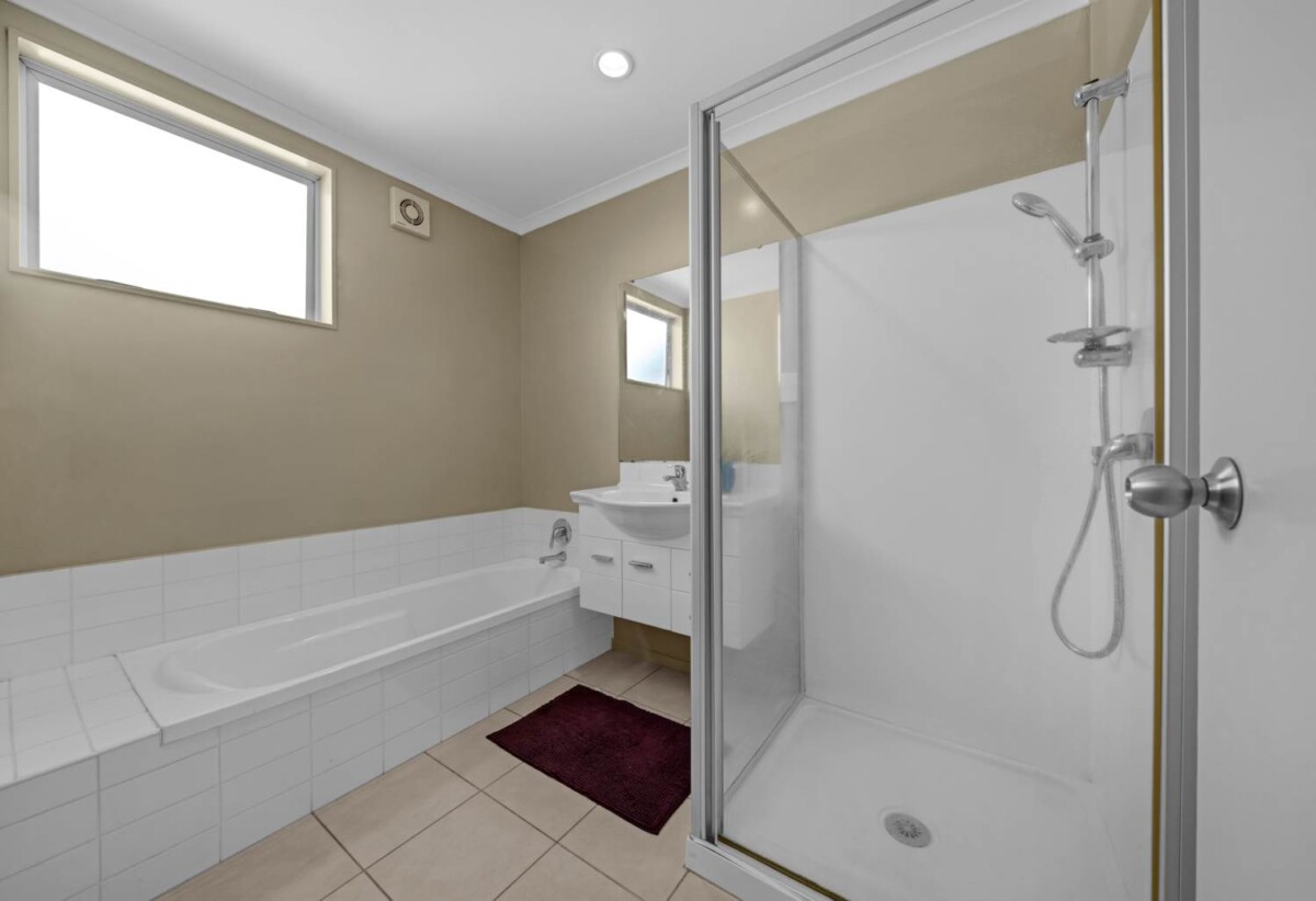 4 beds 2.5 baths house with double garage on 290m2 section, walks to schools, Bruce Pullman Park, Takanini Shopping Centre, with supermarkets, cafés, and all essentials, 17 Marengo Parkway, Takanini, Auckland