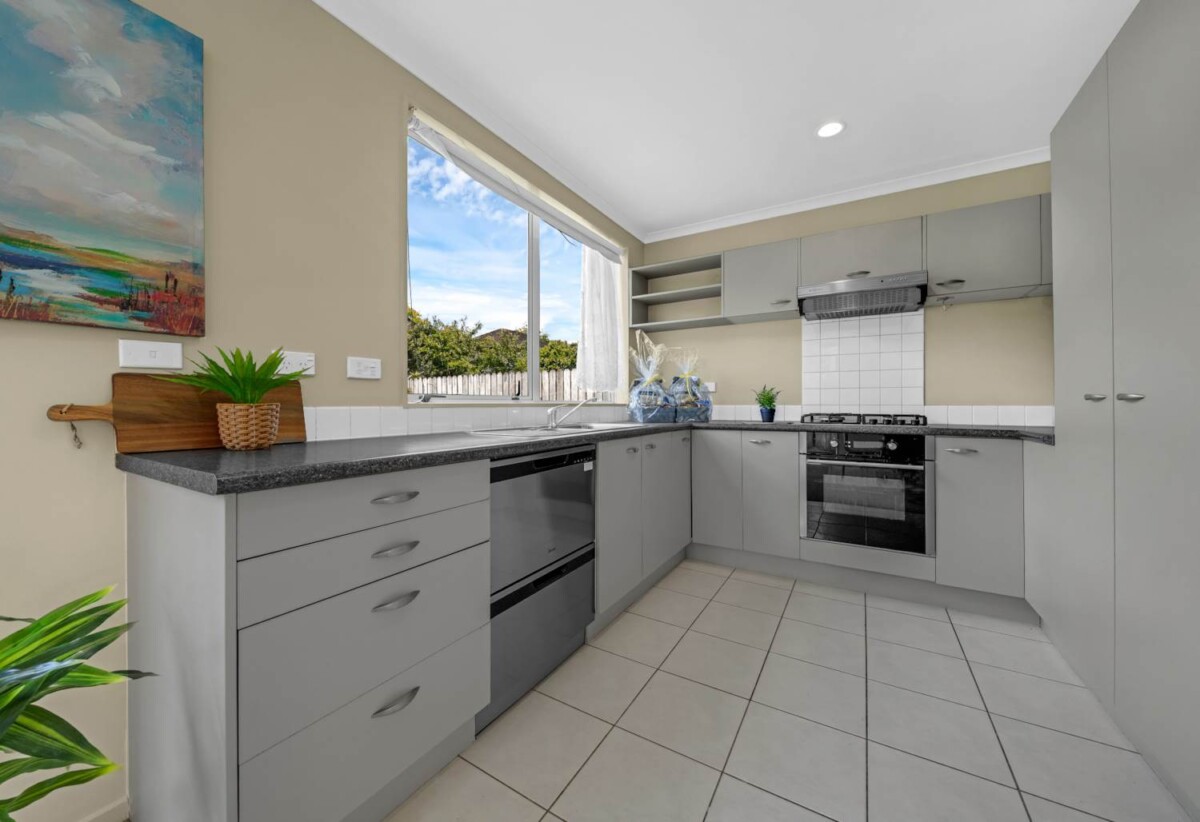 4 beds 2.5 baths house with double garage on 290m2 section, walks to schools, Bruce Pullman Park, Takanini Shopping Centre, with supermarkets, cafés, and all essentials, 17 Marengo Parkway, Takanini, Auckland