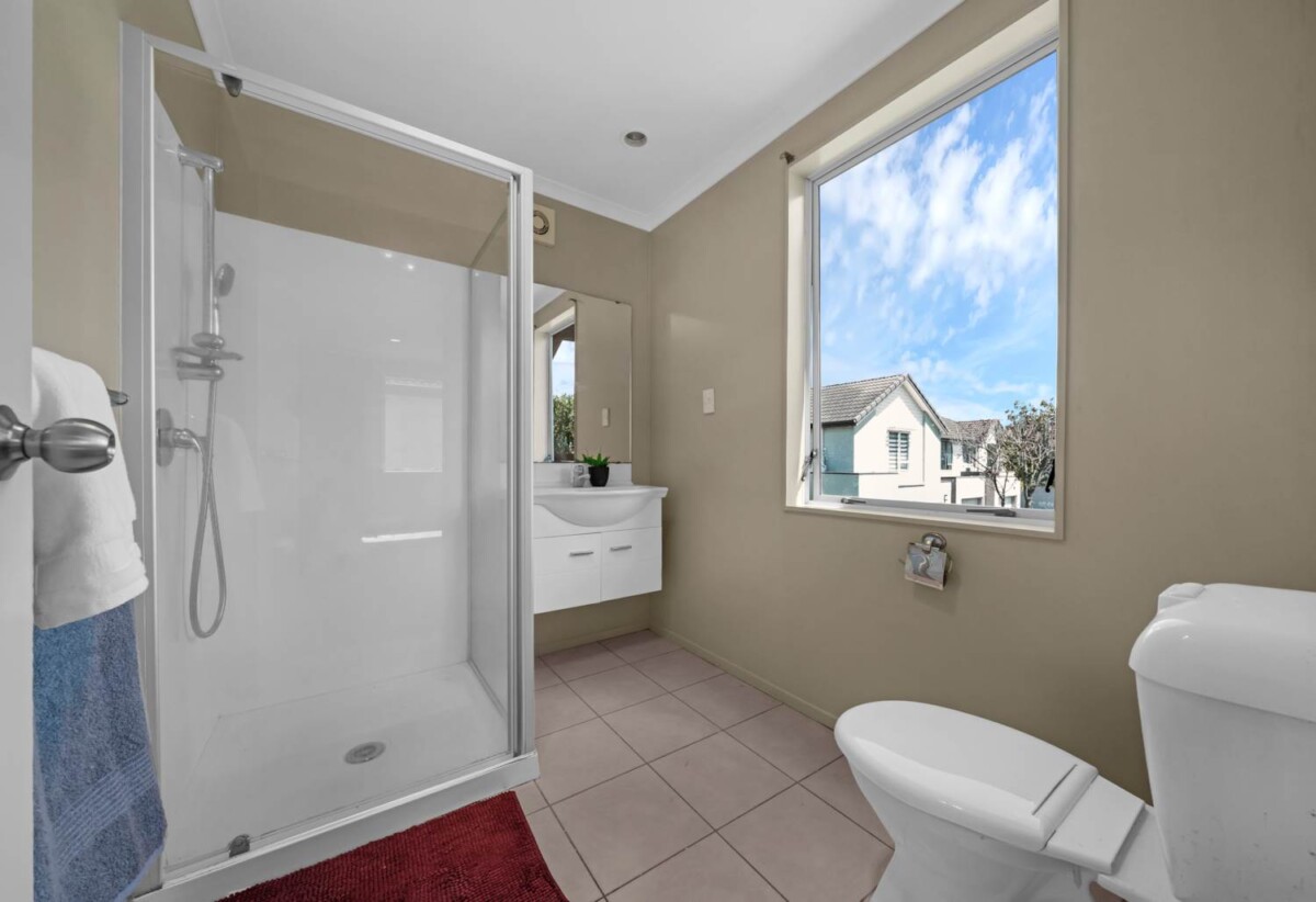4 beds 2.5 baths house with double garage on 290m2 section, walks to schools, Bruce Pullman Park, Takanini Shopping Centre, with supermarkets, cafés, and all essentials, 17 Marengo Parkway, Takanini, Auckland
