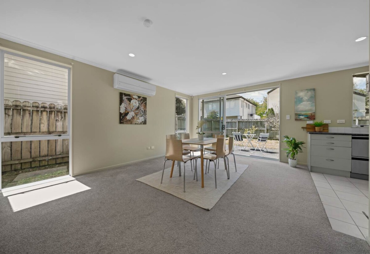 4 beds 2.5 baths house with double garage on 290m2 section, walks to schools, Bruce Pullman Park, Takanini Shopping Centre, with supermarkets, cafés, and all essentials, 17 Marengo Parkway, Takanini, Auckland