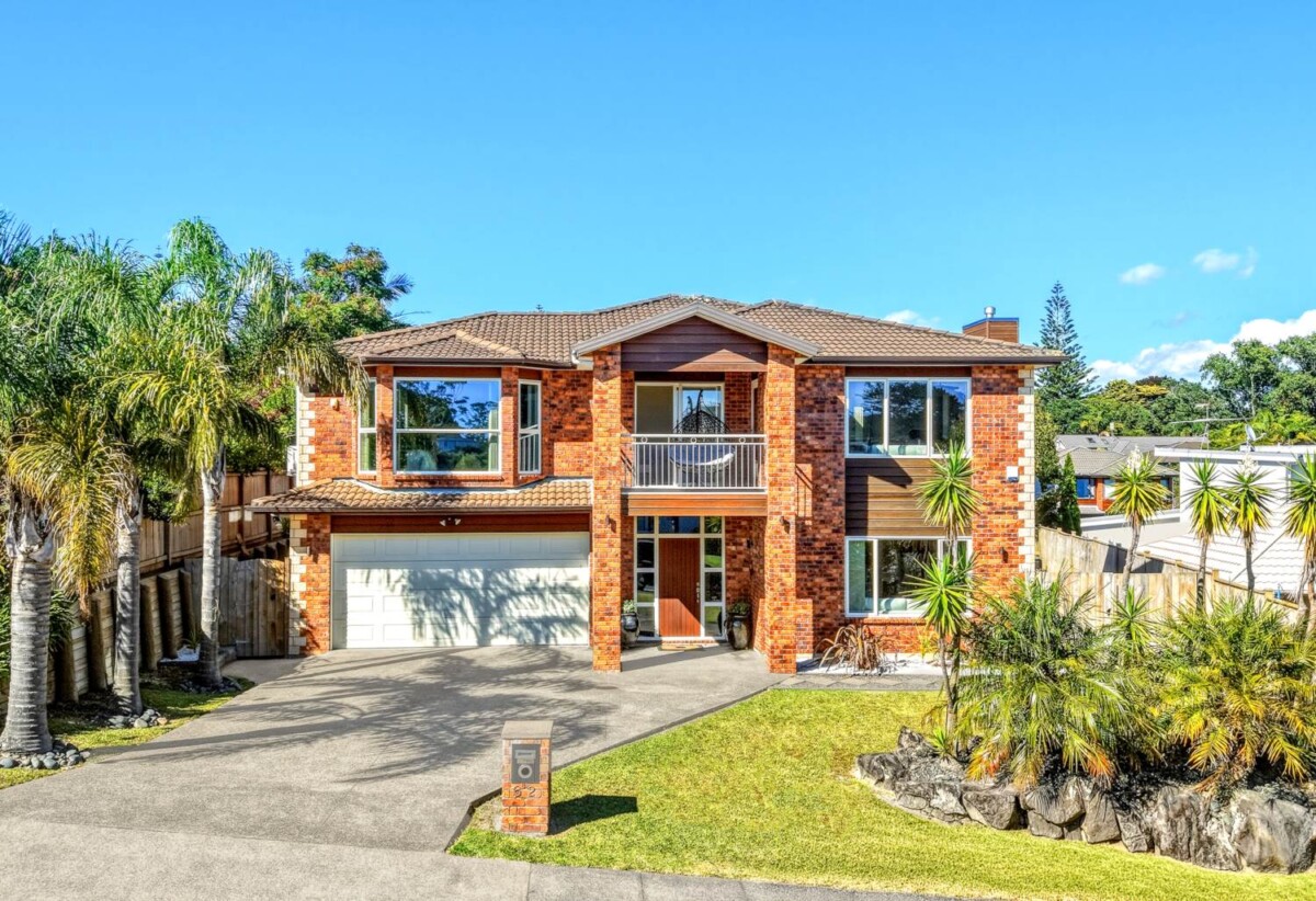 330m2 Brick and tile 5 beds + big study room 3 baths house with double garage on 544m2 section,owners are committed to selling, Kristin School, North Shore Golf Club, shopping and dining at Albany Mall all within easy reach, 62 Aberley Road, Schnapper Rock, Auckland