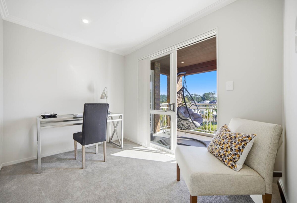 330m2 Brick and tile 5 beds + big study room 3 baths house with double garage on 544m2 section,owners are committed to selling, Kristin School, North Shore Golf Club, shopping and dining at Albany Mall all within easy reach, 62 Aberley Road, Schnapper Rock, Auckland