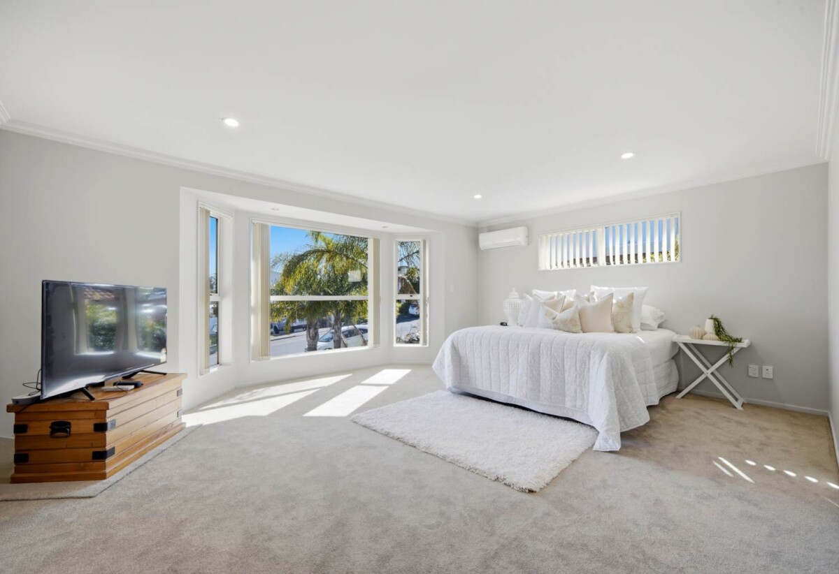 330m2 Brick and tile 5 beds + big study room 3 baths house with double garage on 544m2 section,owners are committed to selling, Kristin School, North Shore Golf Club, shopping and dining at Albany Mall all within easy reach, 62 Aberley Road, Schnapper Rock, Auckland