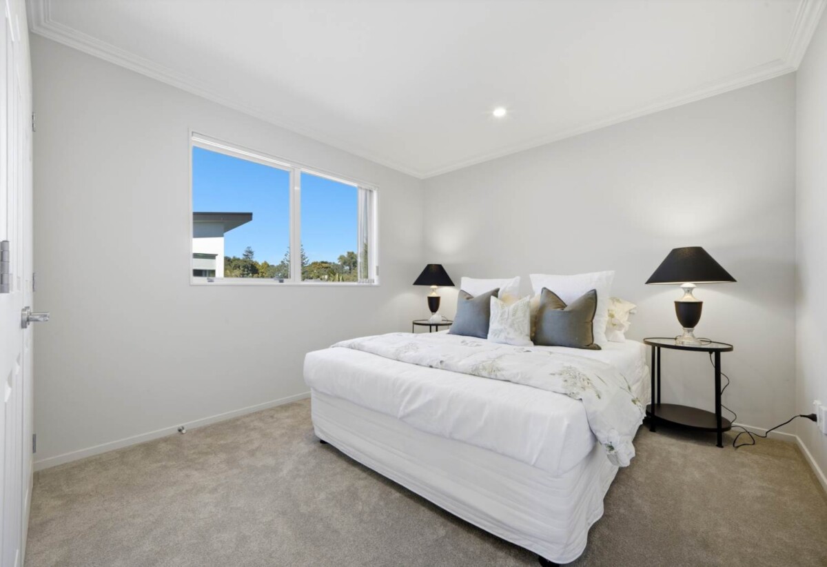 330m2 Brick and tile 5 beds + big study room 3 baths house with double garage on 544m2 section,owners are committed to selling, Kristin School, North Shore Golf Club, shopping and dining at Albany Mall all within easy reach, 62 Aberley Road, Schnapper Rock, Auckland