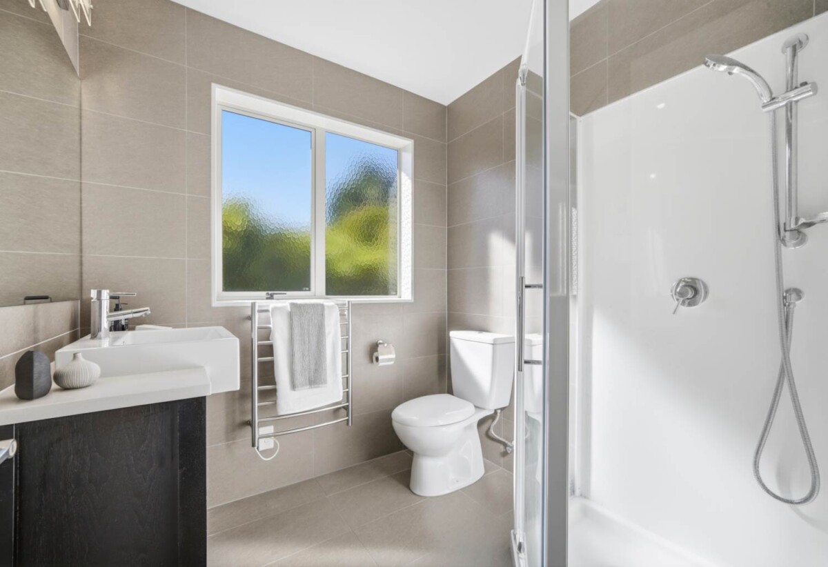 330m2 Brick and tile 5 beds + big study room 3 baths house with double garage on 544m2 section,owners are committed to selling, Kristin School, North Shore Golf Club, shopping and dining at Albany Mall all within easy reach, 62 Aberley Road, Schnapper Rock, Auckland