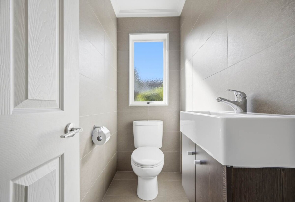 330m2 Brick and tile 5 beds + big study room 3 baths house with double garage on 544m2 section,owners are committed to selling, Kristin School, North Shore Golf Club, shopping and dining at Albany Mall all within easy reach, 62 Aberley Road, Schnapper Rock, Auckland