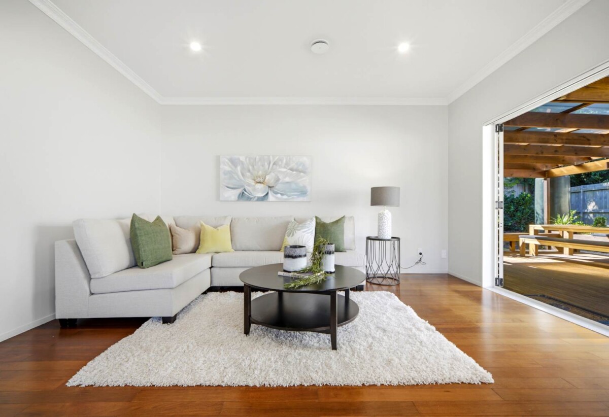 330m2 Brick and tile 5 beds + big study room 3 baths house with double garage on 544m2 section,owners are committed to selling, Kristin School, North Shore Golf Club, shopping and dining at Albany Mall all within easy reach, 62 Aberley Road, Schnapper Rock, Auckland
