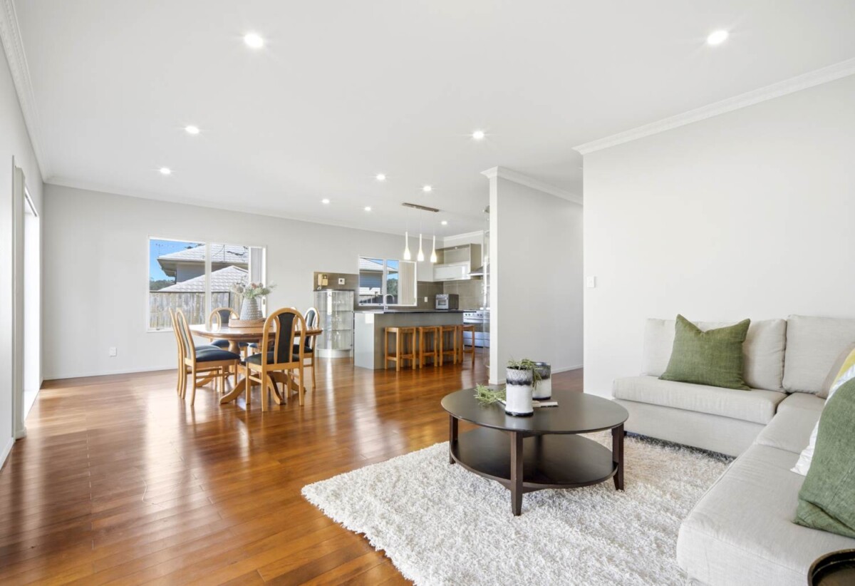 330m2 Brick and tile 5 beds + big study room 3 baths house with double garage on 544m2 section,owners are committed to selling, Kristin School, North Shore Golf Club, shopping and dining at Albany Mall all within easy reach, 62 Aberley Road, Schnapper Rock, Auckland