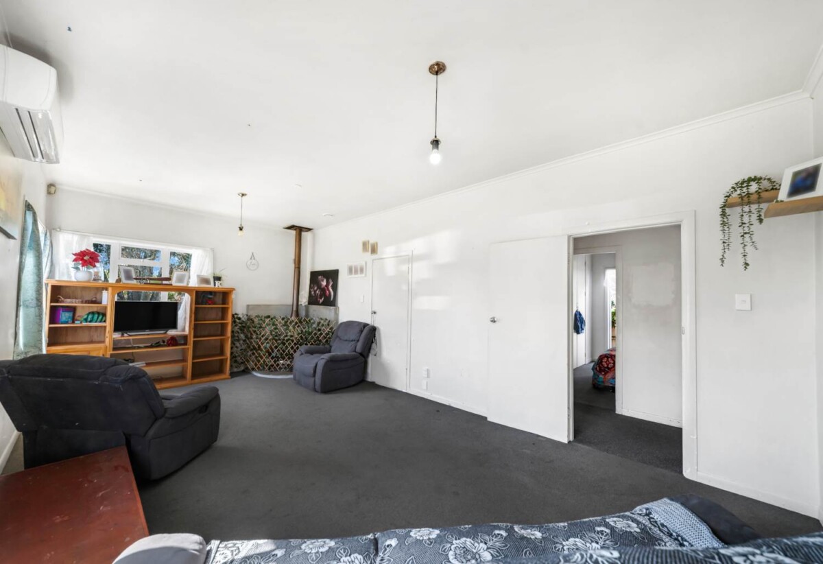 Motivated vendors, 3 beds house on 1103m2 section, currently rented, The owner received RC, BC, and EPA approvals, but they have since lapsed, close to schools, shopping centres, motorway access, 47 Russell Road, Manurewa, Auckland