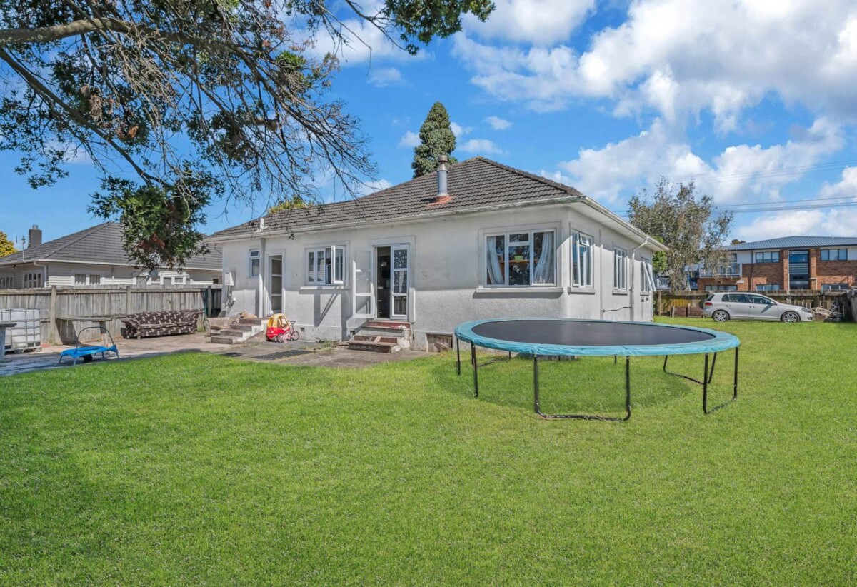 Motivated vendors, 3 beds house on 1103m2 section, currently rented, The owner received RC, BC, and EPA approvals, but they have since lapsed, close to schools, shopping centres, motorway access, 47 Russell Road, Manurewa, Auckland