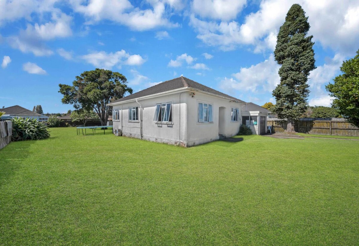 Motivated vendors, 3 beds house on 1103m2 section, currently rented, The owner received RC, BC, and EPA approvals, but they have since lapsed, close to schools, shopping centres, motorway access, 47 Russell Road, Manurewa, Auckland