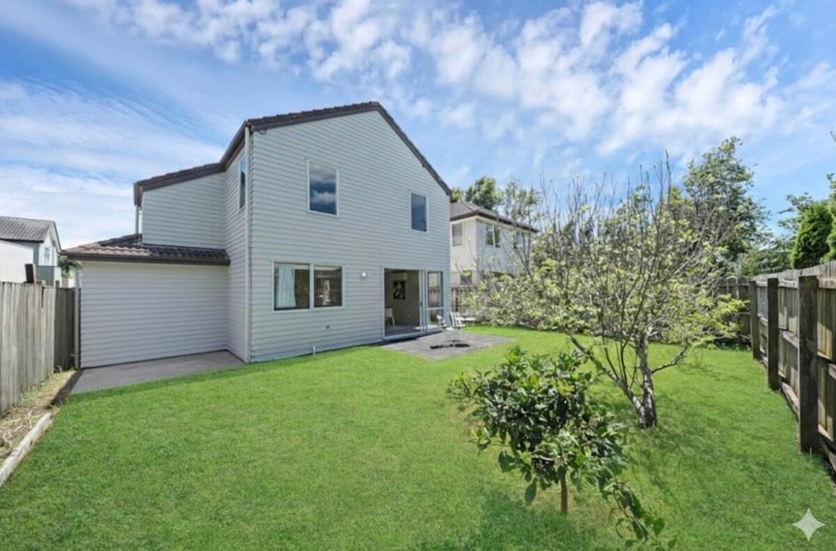 4 beds 2.5 baths house with double garage on 290m2 section, walks to schools, Bruce Pullman Park, Takanini Shopping Centre, with supermarkets, cafés, and all essentials, 17 Marengo Parkway, Takanini, Auckland