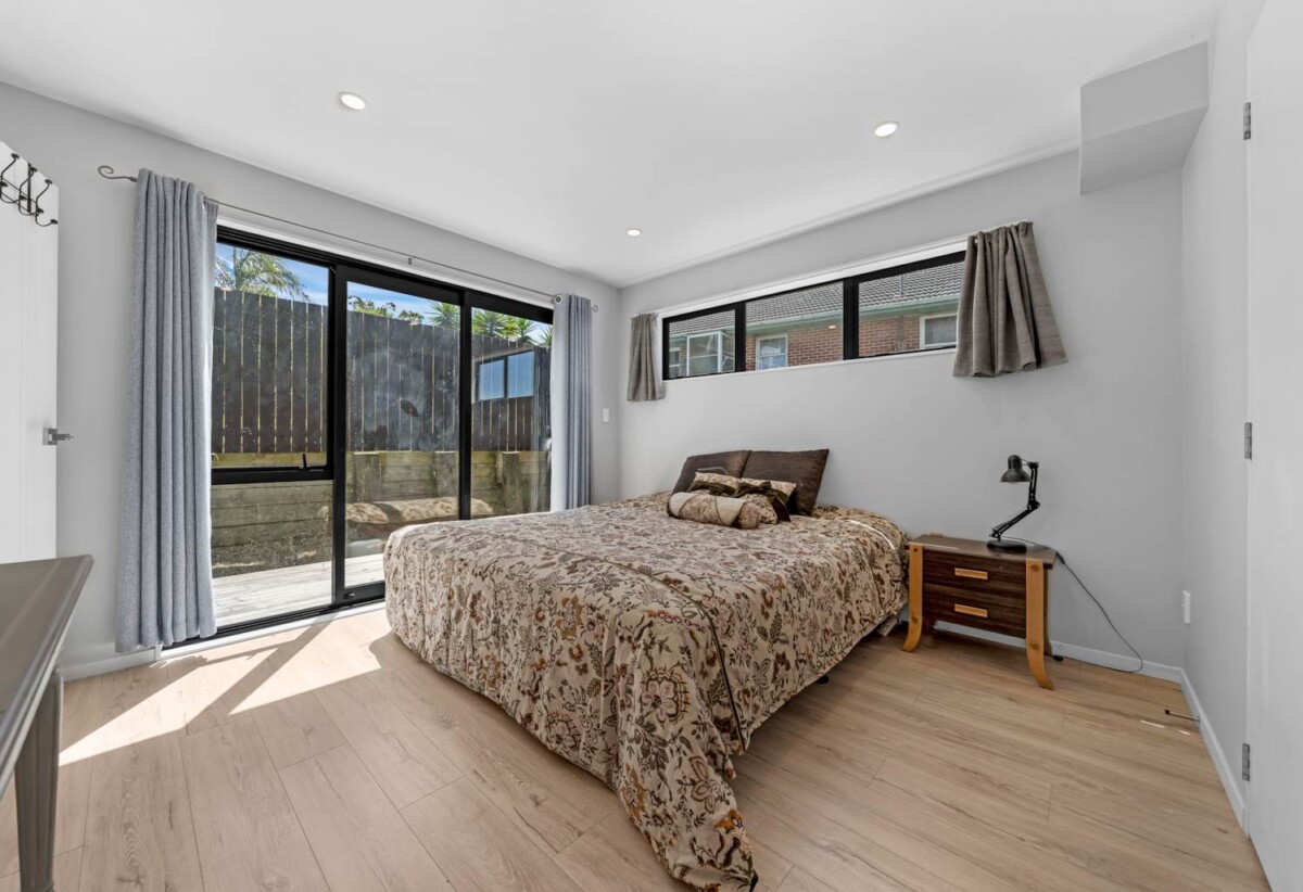 147m2 Affordable freehold 3 beds 3.5 baths home with garage, 3 ensuites, ground floor 1 ensuite with separate street access and private courtyard, NO Body Corporate fees, No Residence Association Fees, close to schools, supermarkets, cafes, and eateries, with easy motorway access, 9/701 Hillsborough Road, Mt Roskill, Auckland