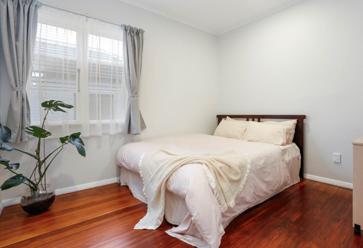 3 beds 2 baths house with 2 car parks on 371m2 section, features include a heat pump, a loft, and plenty of off-street parking, near Cornwall Park, 0.6 km to Oranga School, 1.4 km to One Tree Hill College, 12 Moata Road, One Tree Hill, Auckland