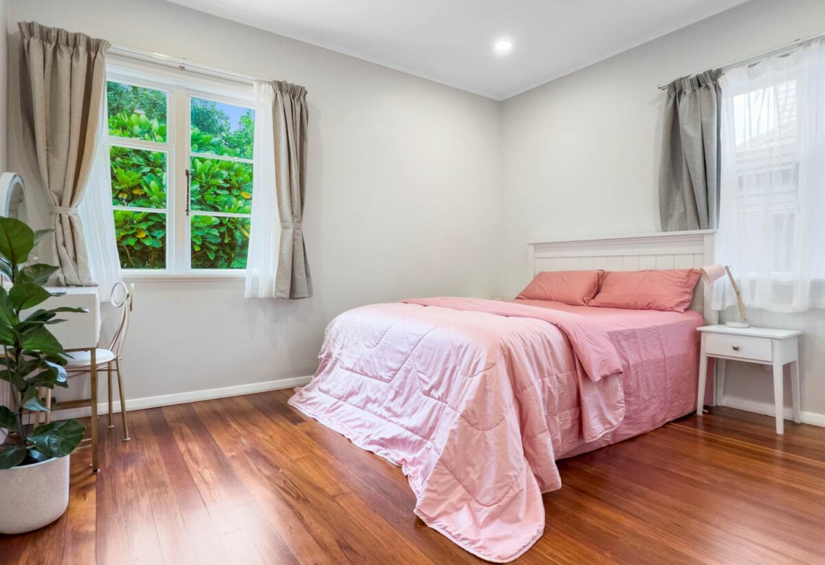 3 beds 2 baths house with 2 car parks on 371m2 section, features include a heat pump, a loft, and plenty of off-street parking, near Cornwall Park, 0.6 km to Oranga School, 1.4 km to One Tree Hill College, 12 Moata Road, One Tree Hill, Auckland