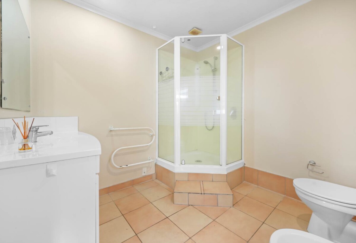Urgent Sale, motivated vendors require a timely sale, Macleans College Zone, 5 beds 2 baths house with double garage on 878m2 section, 0.8 km to Macleans College, 9 Micawber Place, Mellons Bay, Auckland