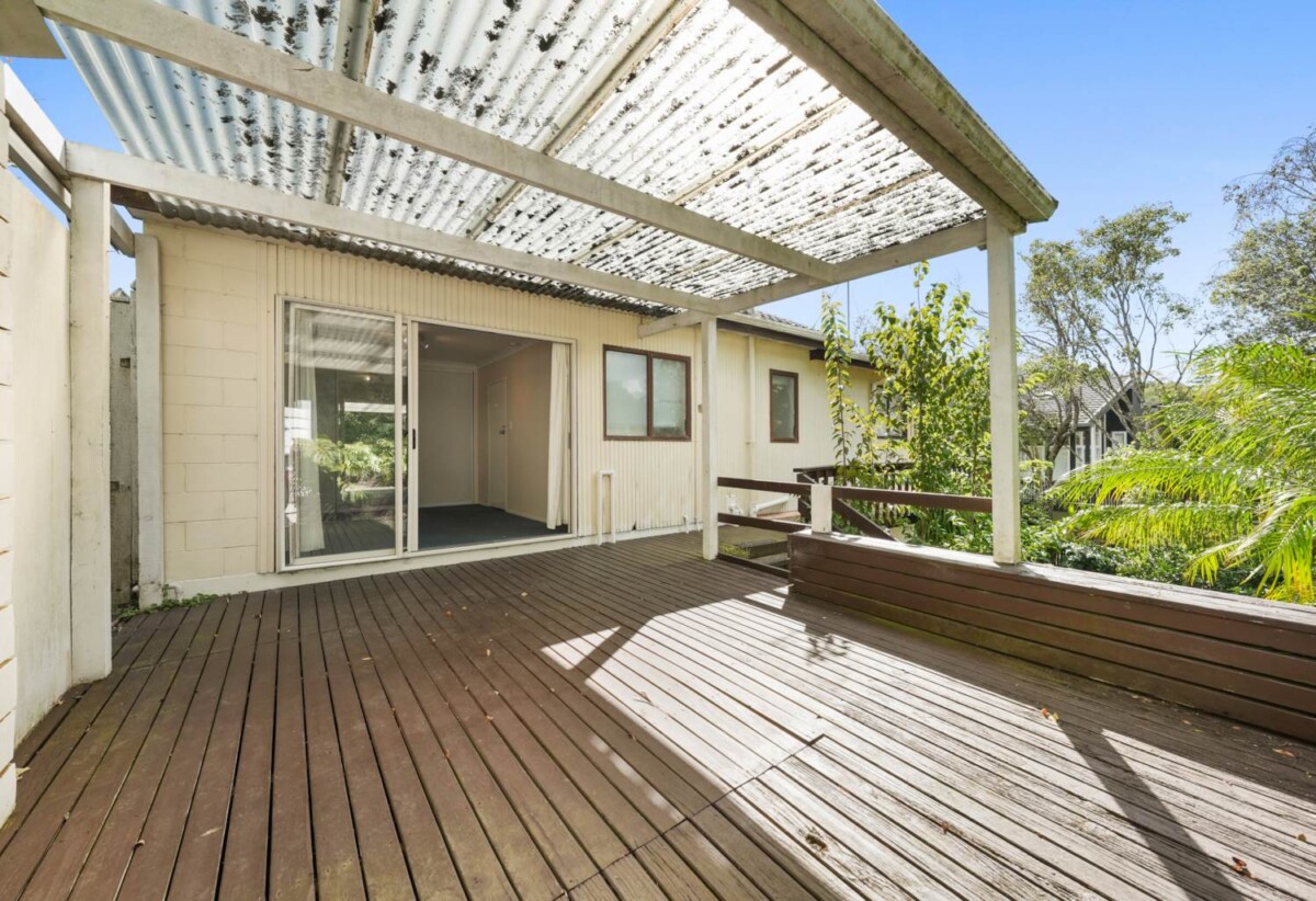 Urgent Sale, motivated vendors require a timely sale, Macleans College Zone, 5 beds 2 baths house with double garage on 878m2 section, 0.8 km to Macleans College, 9 Micawber Place, Mellons Bay, Auckland