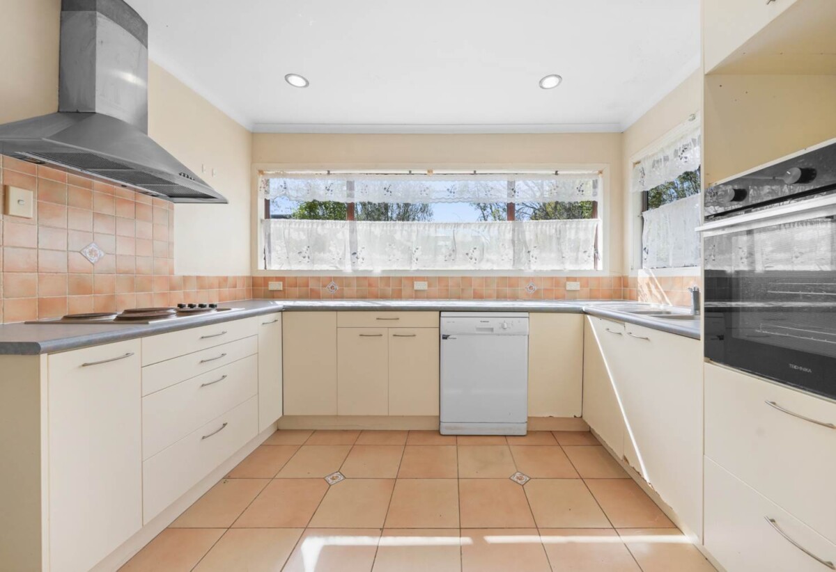 Urgent Sale, motivated vendors require a timely sale, Macleans College Zone, 5 beds 2 baths house with double garage on 878m2 section, 0.8 km to Macleans College, 9 Micawber Place, Mellons Bay, Auckland