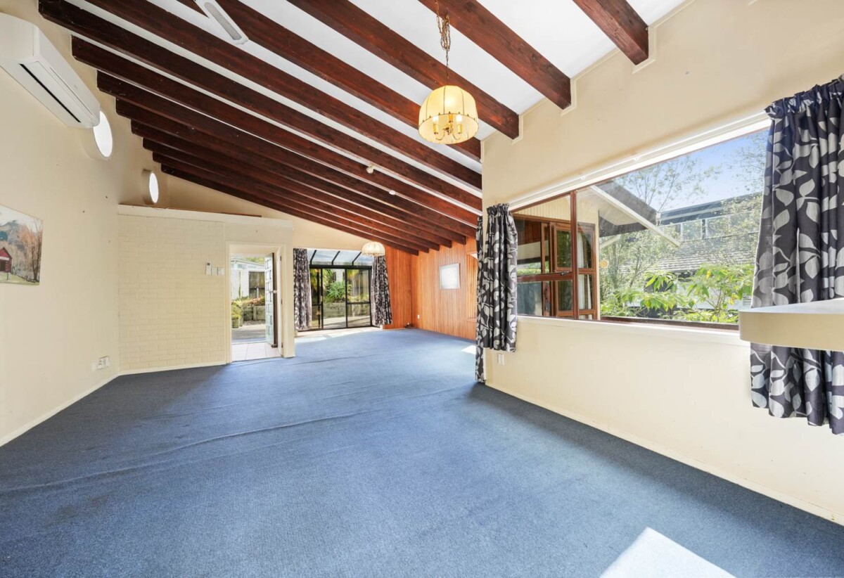 Urgent Sale, motivated vendors require a timely sale, Macleans College Zone, 5 beds 2 baths house with double garage on 878m2 section, 0.8 km to Macleans College, 9 Micawber Place, Mellons Bay, Auckland