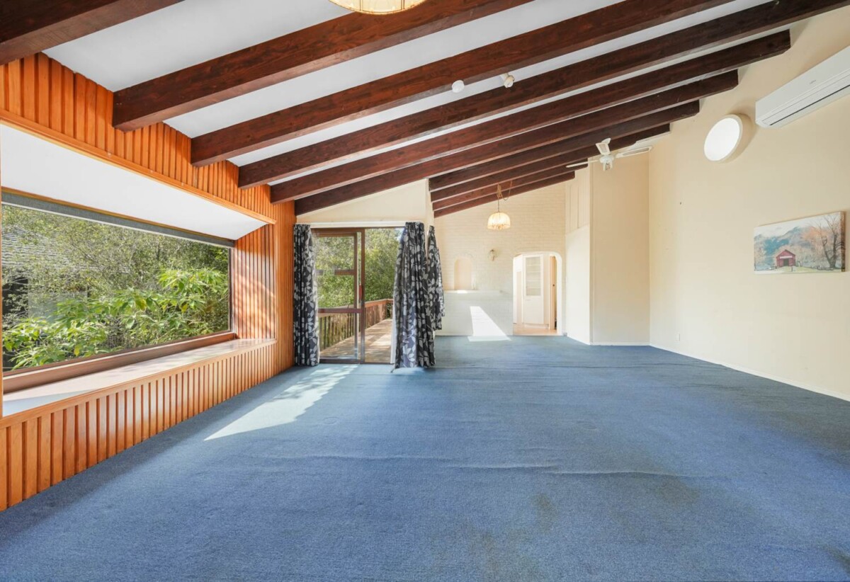 Urgent Sale, motivated vendors require a timely sale, Macleans College Zone, 5 beds 2 baths house with double garage on 878m2 section, 0.8 km to Macleans College, 9 Micawber Place, Mellons Bay, Auckland