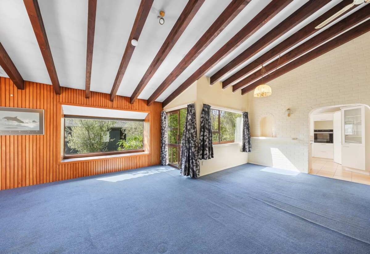 Urgent Sale, motivated vendors require a timely sale, Macleans College Zone, 5 beds 2 baths house with double garage on 878m2 section, 0.8 km to Macleans College, 9 Micawber Place, Mellons Bay, Auckland