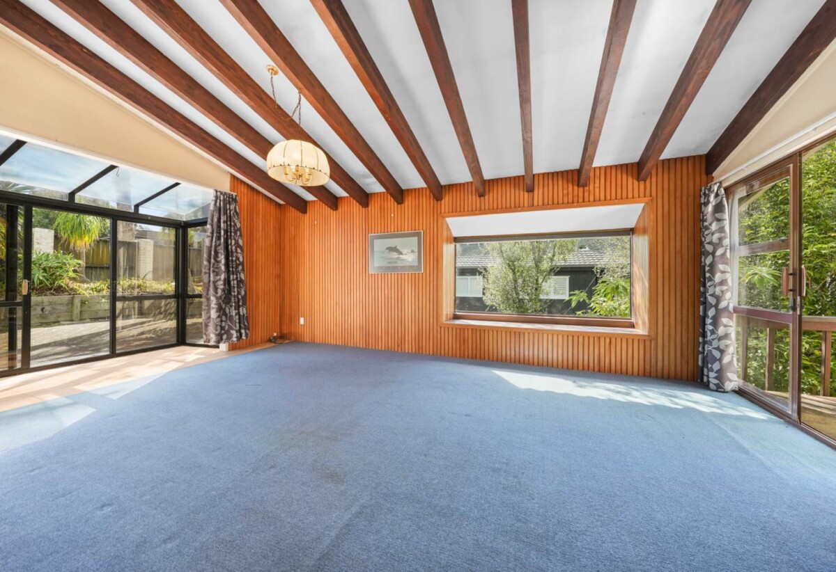 Urgent Sale, motivated vendors require a timely sale, Macleans College Zone, 5 beds 2 baths house with double garage on 878m2 section, 0.8 km to Macleans College, 9 Micawber Place, Mellons Bay, Auckland
