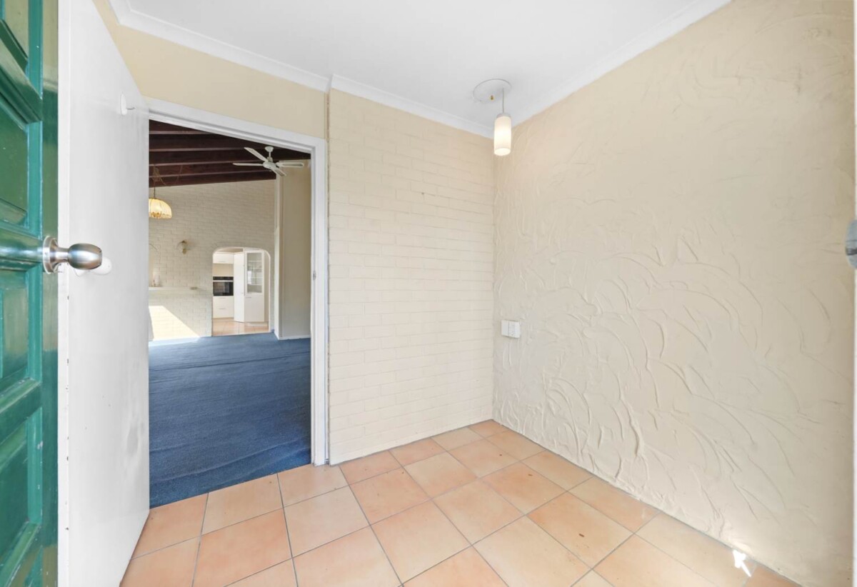 Urgent Sale, motivated vendors require a timely sale, Macleans College Zone, 5 beds 2 baths house with double garage on 878m2 section, 0.8 km to Macleans College, 9 Micawber Place, Mellons Bay, Auckland