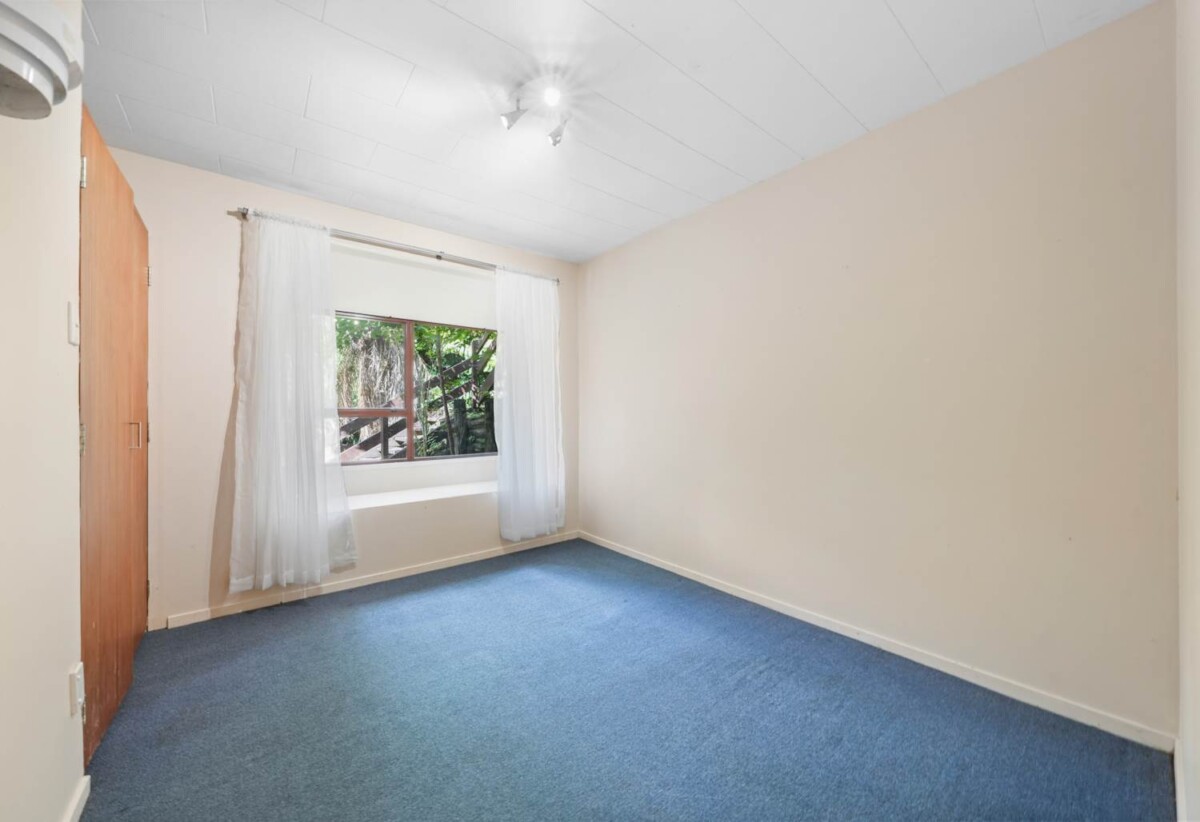 Urgent Sale, motivated vendors require a timely sale, Macleans College Zone, 5 beds 2 baths house with double garage on 878m2 section, 0.8 km to Macleans College, 9 Micawber Place, Mellons Bay, Auckland