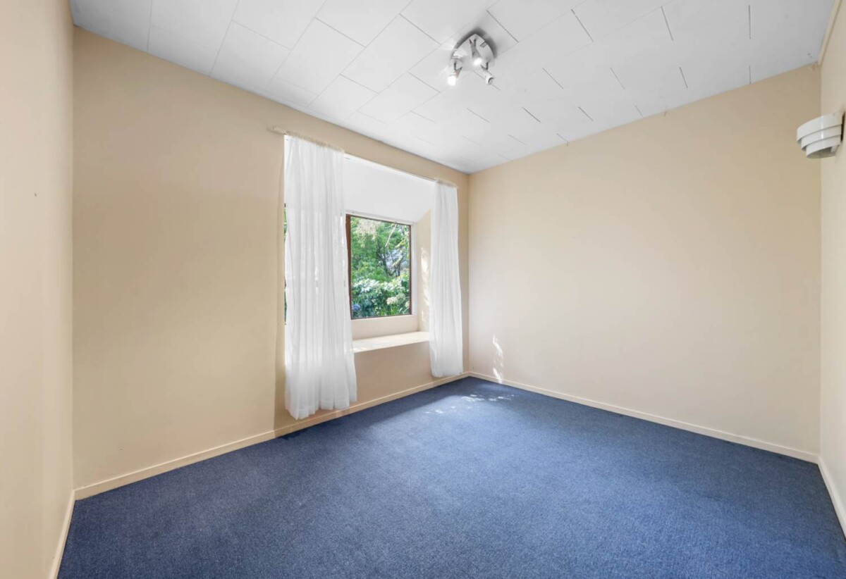 Urgent Sale, motivated vendors require a timely sale, Macleans College Zone, 5 beds 2 baths house with double garage on 878m2 section, 0.8 km to Macleans College, 9 Micawber Place, Mellons Bay, Auckland