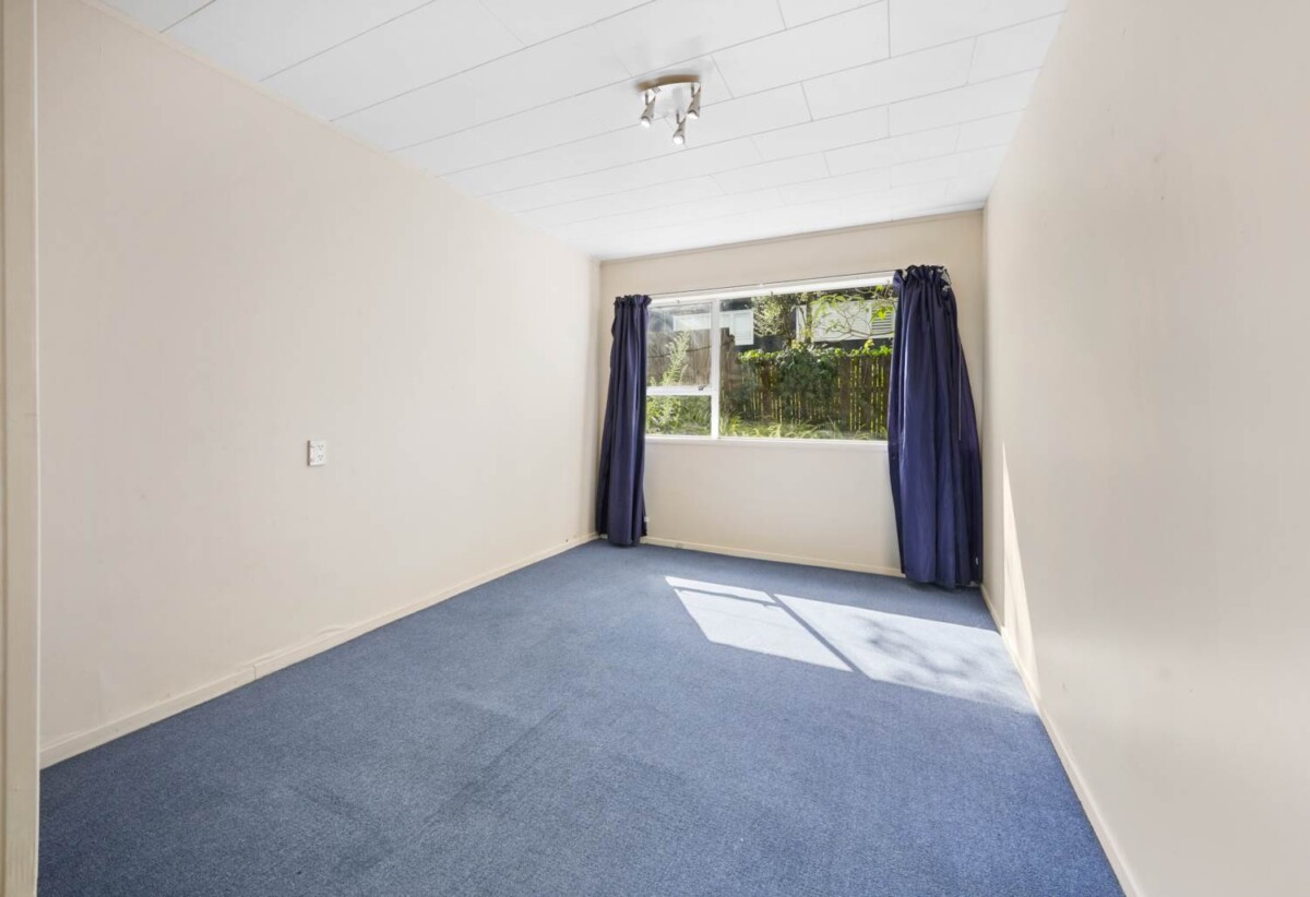 Urgent Sale, motivated vendors require a timely sale, Macleans College Zone, 5 beds 2 baths house with double garage on 878m2 section, 0.8 km to Macleans College, 9 Micawber Place, Mellons Bay, Auckland