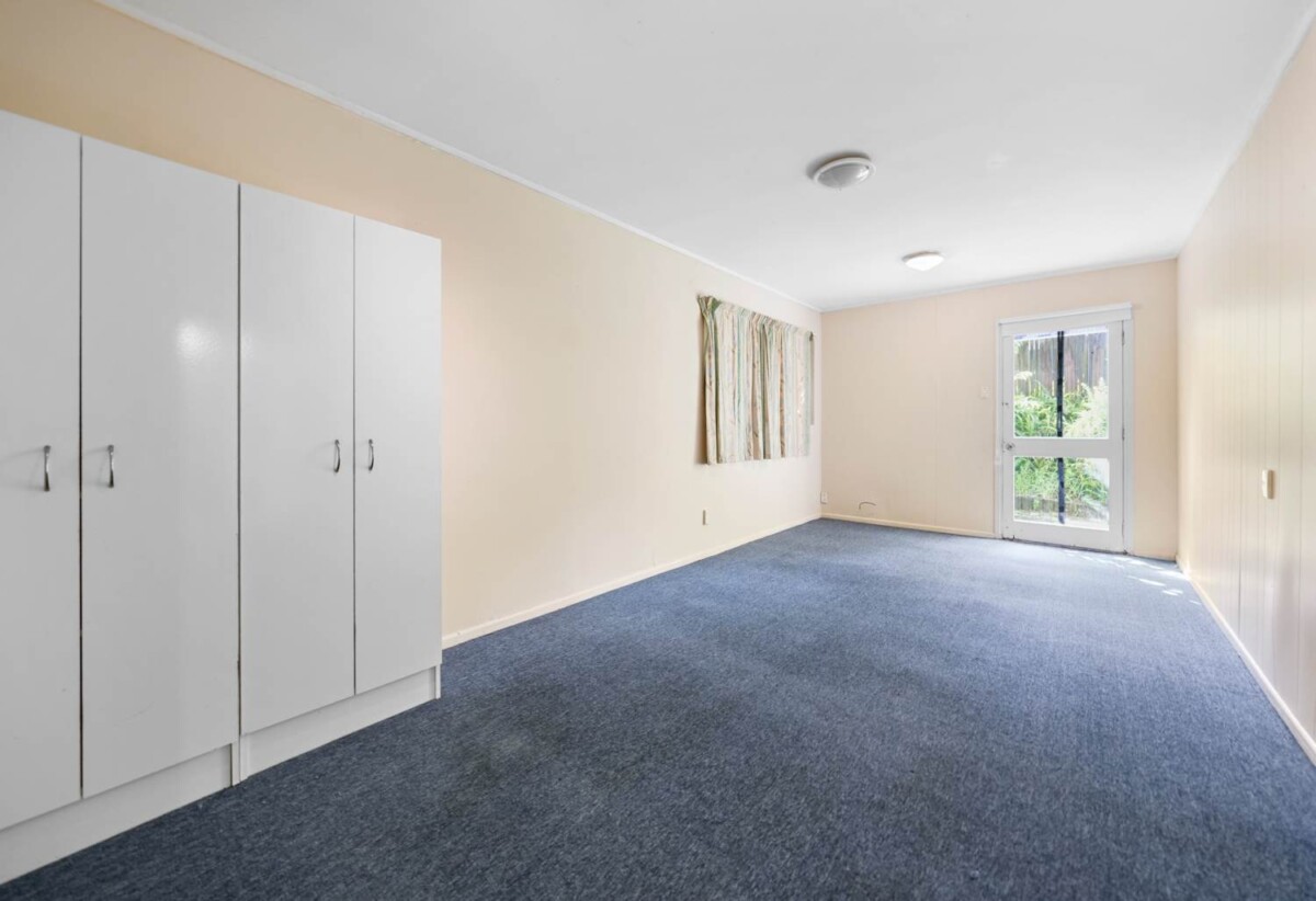 Urgent Sale, motivated vendors require a timely sale, Macleans College Zone, 5 beds 2 baths house with double garage on 878m2 section, 0.8 km to Macleans College, 9 Micawber Place, Mellons Bay, Auckland