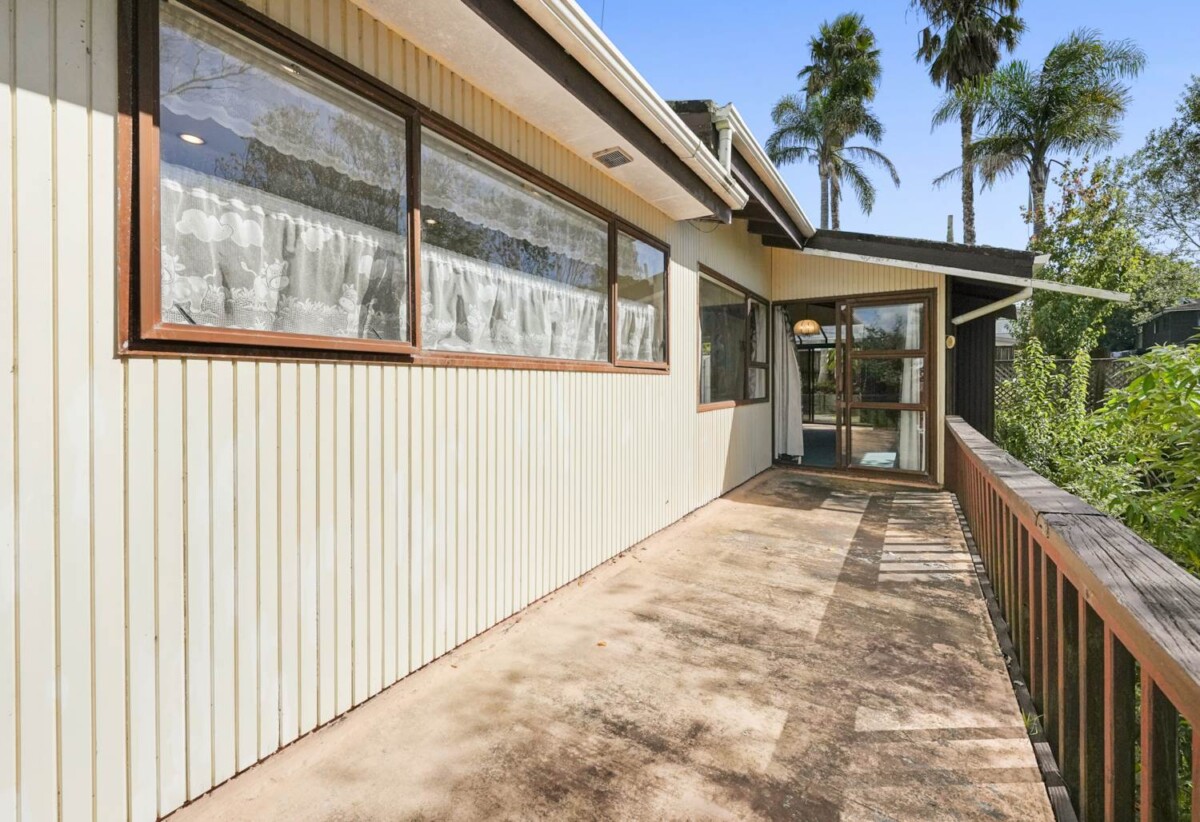 Urgent Sale, motivated vendors require a timely sale, Macleans College Zone, 5 beds 2 baths house with double garage on 878m2 section, 0.8 km to Macleans College, 9 Micawber Place, Mellons Bay, Auckland