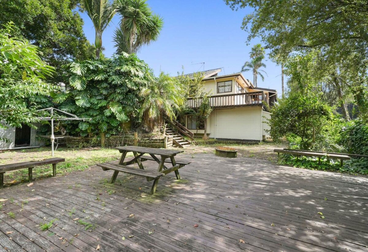 Urgent Sale, motivated vendors require a timely sale, Macleans College Zone, 5 beds 2 baths house with double garage on 878m2 section, 0.8 km to Macleans College, 9 Micawber Place, Mellons Bay, Auckland