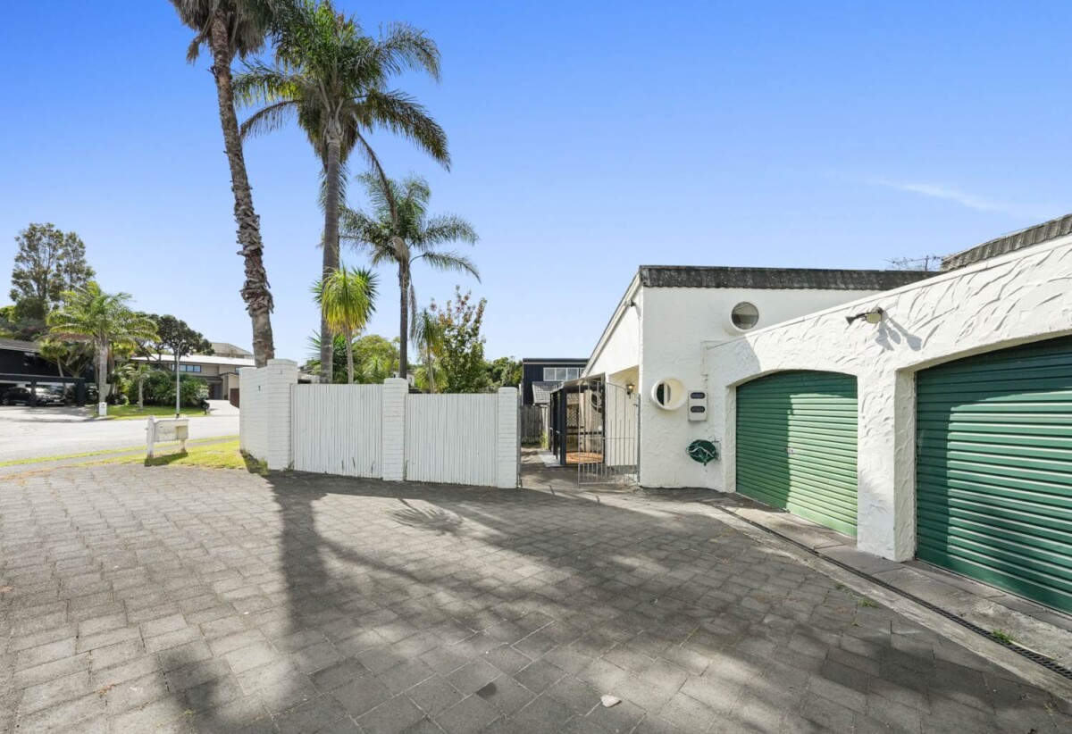 Urgent Sale, motivated vendors require a timely sale, Macleans College Zone, 5 beds 2 baths house with double garage on 878m2 section, 0.8 km to Macleans College, 9 Micawber Place, Mellons Bay, Auckland