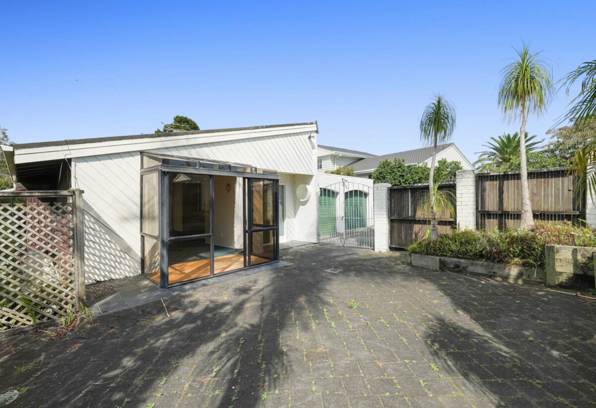 Urgent Sale, motivated vendors require a timely sale, Macleans College Zone, 5 beds 2 baths house with double garage on 878m2 section, 0.8 km to Macleans College, 9 Micawber Place, Mellons Bay, Auckland