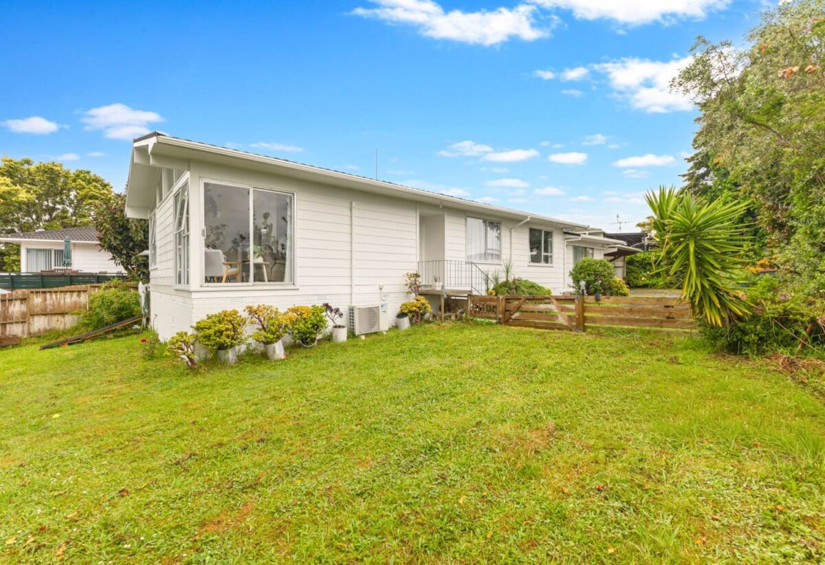 Home and income, 3 beds 1.5 baths main home + 1 bed granny on 653m2 section, currently rented for $700 per week and $350 per wee, close to schools, shopping centre, parks, beaches, zoned for Wakaaranga School, Farm Cove Intermediate, and Pakuranga College, 1 Blanche Way, Half Moon Bay, Auckland