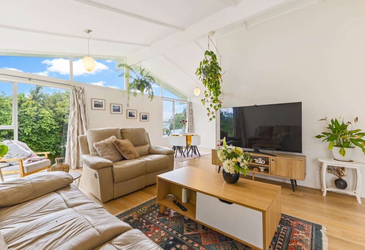 Home and income, 3 beds 1.5 baths main home + 1 bed granny on 653m2 section, currently rented for $700 per week and $350 per wee, close to schools, shopping centre, parks, beaches, zoned for Wakaaranga School, Farm Cove Intermediate, and Pakuranga College, 1 Blanche Way, Half Moon Bay, Auckland