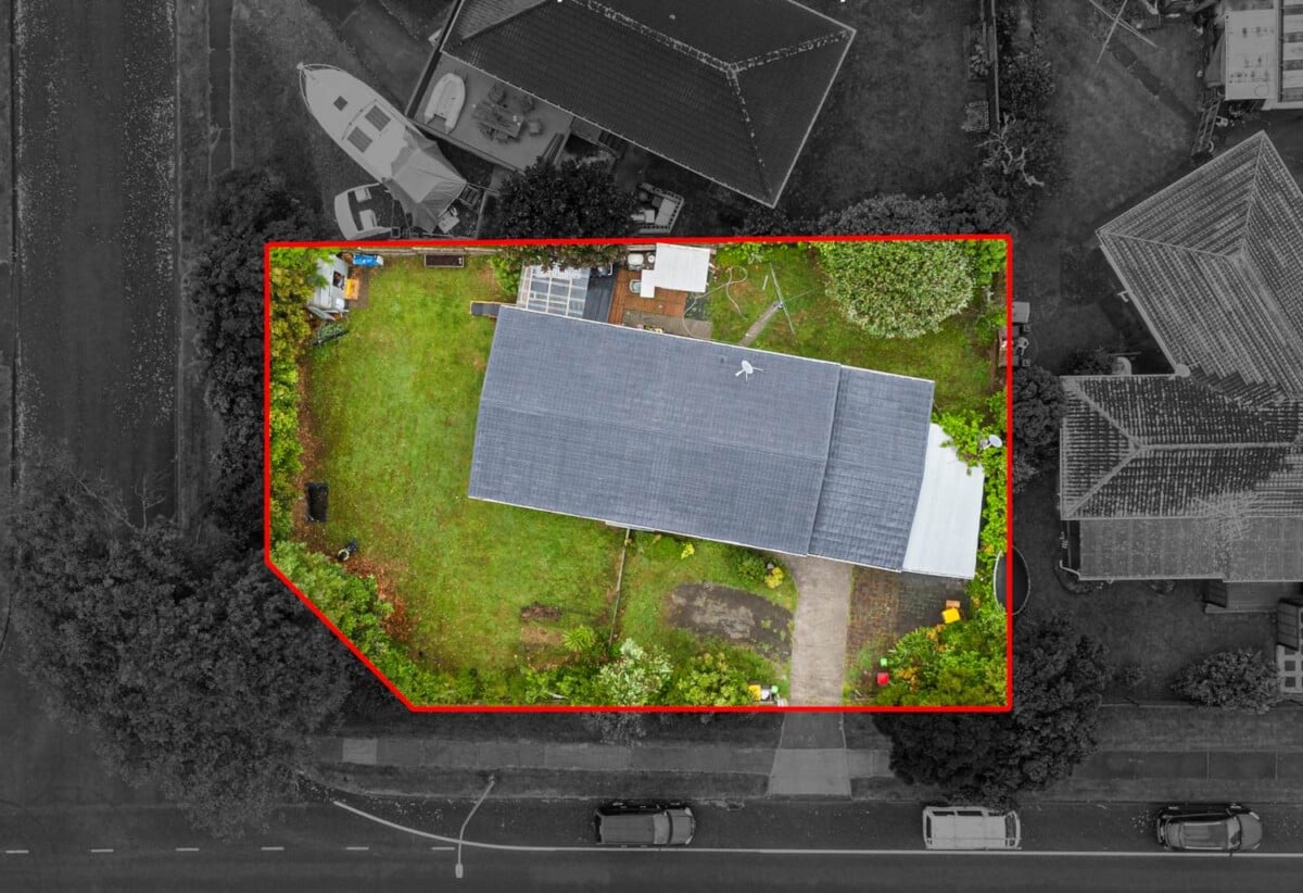 Home and income, 3 beds 1.5 baths main home + 1 bed granny on 653m2 section, currently rented for $700 per week and $350 per wee, close to schools, shopping centre, parks, beaches, zoned for Wakaaranga School, Farm Cove Intermediate, and Pakuranga College, 1 Blanche Way, Half Moon Bay, Auckland