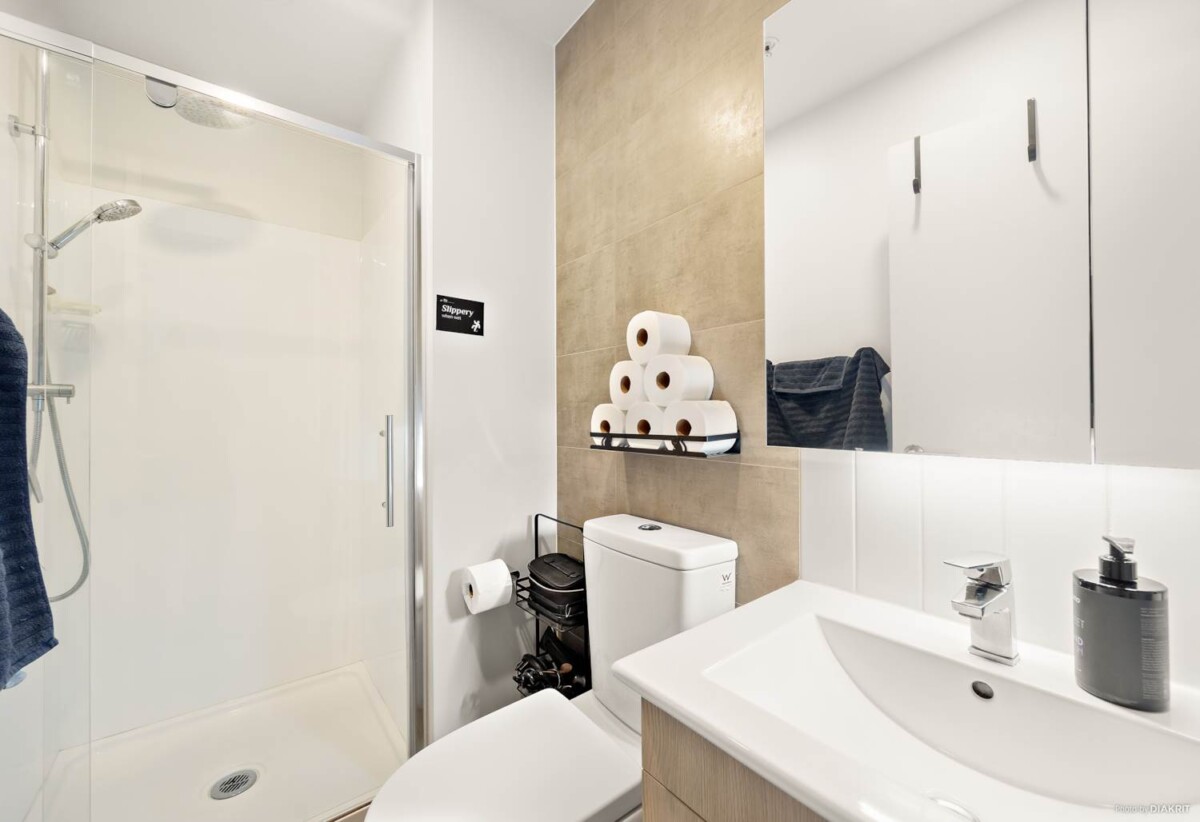 Double Grammar school zone, 52m2 Freehold 1 bed 1 flexi room (which can be used as a second bedroom) 1 bath apartment, Total floor size of approx. 60sqm including an 8sqm balcony, 0.9 km to Auckland Girls’ Grammar School, 1.7 km to Auckland Grammar, currently rented for $600/pw, 409/438 Queen Street, City Centre, Auckland