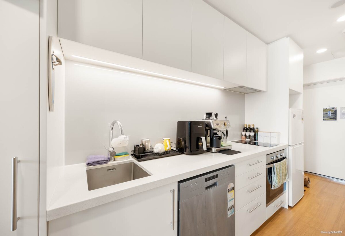 Double Grammar school zone, 52m2 Freehold 1 bed 1 flexi room (which can be used as a second bedroom) 1 bath apartment, Total floor size of approx. 60sqm including an 8sqm balcony, 0.9 km to Auckland Girls’ Grammar School, 1.7 km to Auckland Grammar, currently rented for $600/pw, 409/438 Queen Street, City Centre, Auckland