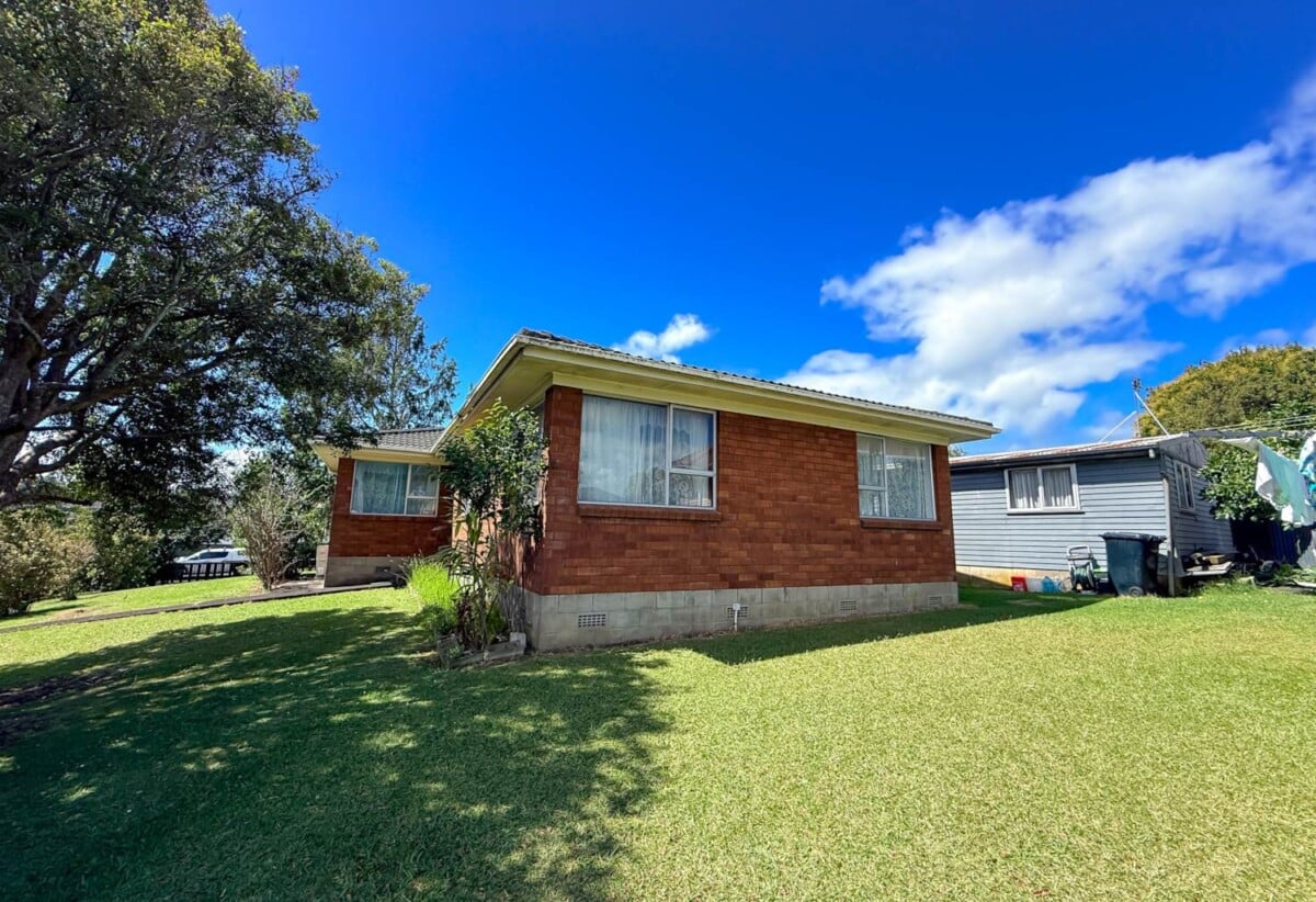 Must sell, Forget CV – Rare THAB for Quick Sale, Brick and tile 4 beds 2 baths house with double garage on 898m2 section, Currently tenanted, approximately 0.5km from Mangere Shopping Centre and 1km from SH20 motorway access, walks to schools, 4 Staverton Crescent, Mangere, Auckland