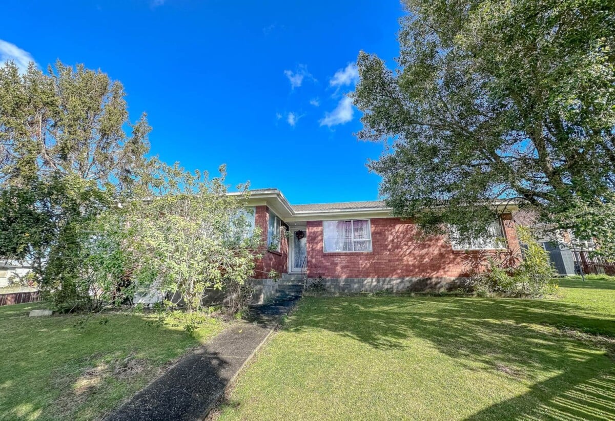 Must sell, Forget CV – Rare THAB for Quick Sale, Brick and tile 4 beds 2 baths house with double garage on 898m2 section, Currently tenanted, approximately 0.5km from Mangere Shopping Centre and 1km from SH20 motorway access, walks to schools, 4 Staverton Crescent, Mangere, Auckland