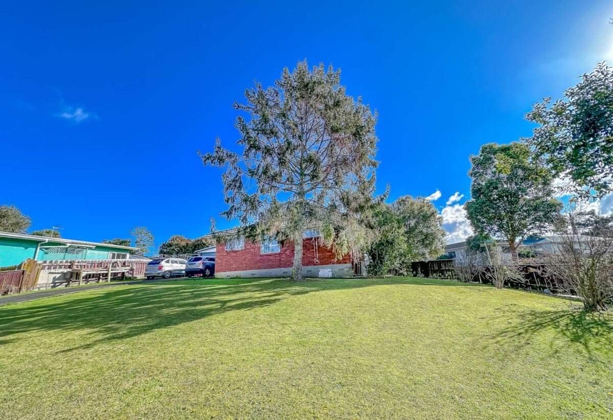 Must sell, Forget CV – Rare THAB for Quick Sale, Brick and tile 4 beds 2 baths house with double garage on 898m2 section, Currently tenanted, approximately 0.5km from Mangere Shopping Centre and 1km from SH20 motorway access, walks to schools, 4 Staverton Crescent, Mangere, Auckland